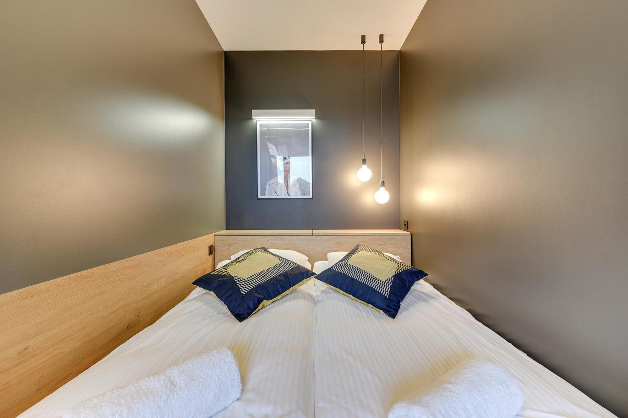 Garnizon With Parking & Balcony Apartmán